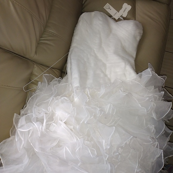 Beautiful never worn mermaid style wedding dress - Picture 3 of 4